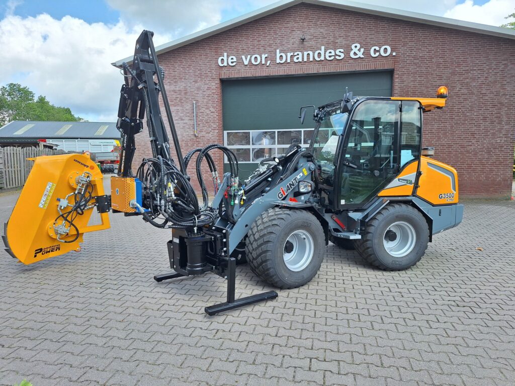 Bij Gebr. M en W Bron BV hebben wij deze prachtige combinatie mogen afleveren.  Een Tobroco Giant G3500 Xtra compleet met een Dabekausen maaiarm met maaidek. 
Wij wensen de firma Bron veel maaiplezier toe en bedanken ze wederom voor het vertrouwen.