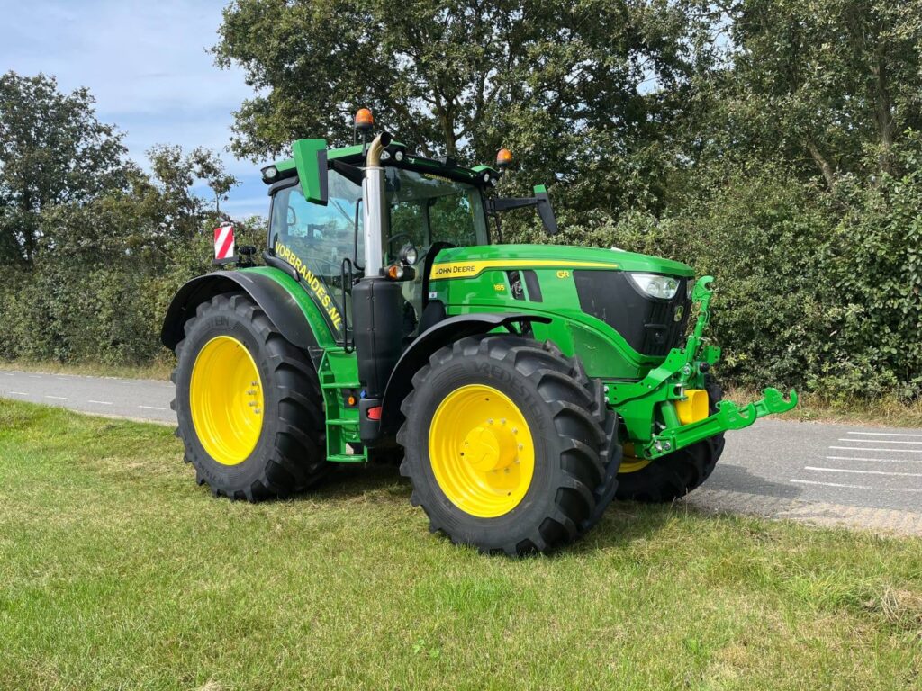 Hij rijd al weer een aantal weken. maar we zijn hem niet vergeten! Het al mooie Lunteren nog mooier gemaakt door de aflevering van deze zeer complete John Deere 6R185! 
De trekker is voorzien van zeer veel opties waardoor het mogelijk is om hem breed in te zetten. 
We wensen de eigenaren dan ook veel werk plezier💪