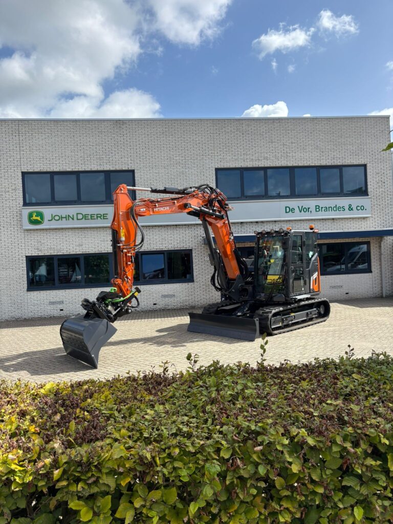 Na een demonstratie waren de mannen overtuigt van de snelheid waarmee deze kraan draait.
Voorzien van zeer veel opties en dit maakt deze kraan tot een zeer veelzijdige alleskunner.
• Rubber tracks
• Extra contract gewicht
• Steelwrist Benelux X12 Draaikantelstuk met Gripper
• Bakkenset van GP Equipment BV 
• Led lampjes voor en achter.
• Zwaailampen en extra werklampen.
Al met al is het een prachtige kraan geworden en zijn we gepast trost om deze kraan te mogen leveren!
Johan en Gert-Jan enorm bedankt voor het vertrouwen!