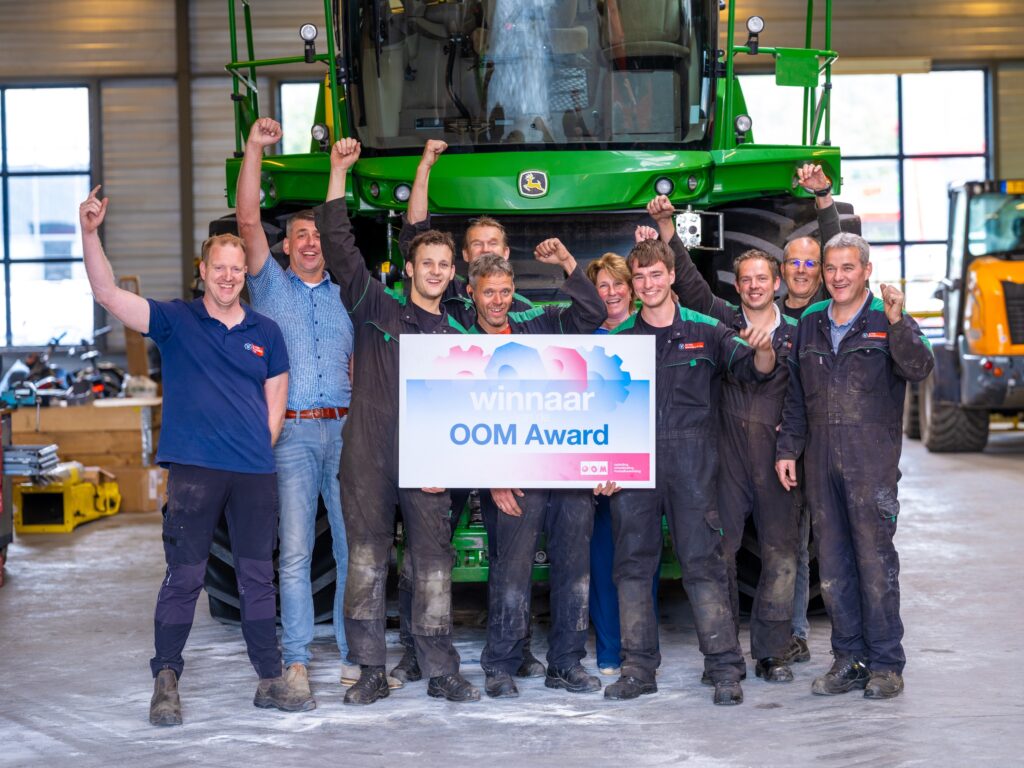 Landbouwmechanisatiebedrijf De Vor, Brandes & Co (Werkhoven en Renswoude) heeft de OOM Award 2025 voor de regio Midden-Nederland in de wacht gesleept.
Bij De Vor, Brandes & Co werd de jury vooral getroffen door het enthousiasme waarmee de leerlingen spraken over hun ervaringen in het bedrijf. Daarnaast vond de jury het heel goed om te zien dat kennisoverdracht twee kanten op gaat. Niet alleen van jong op oud, maar ook andersom. “De techniek gaat ongelofelijk hard”, zegt directeur René Doornenbal van De Vor, Brandes & Co.  “Je moet investeren in opleiden om bij te blijven. Daarnaast is het ontzettend gaaf om te zien hoe medewerkers zich ontwikkelen. Neem als voorbeeld sommige BBL-leerlingen (Beroeps Begeleidende Leerweg), die komen een beetje bleu en verlegen binnen. In de loop van de tijd groeien ze uit tot een volwaardig monteur en uiteindelijk zelfs tot een specialist. Dat geeft heel veel voldoening.”