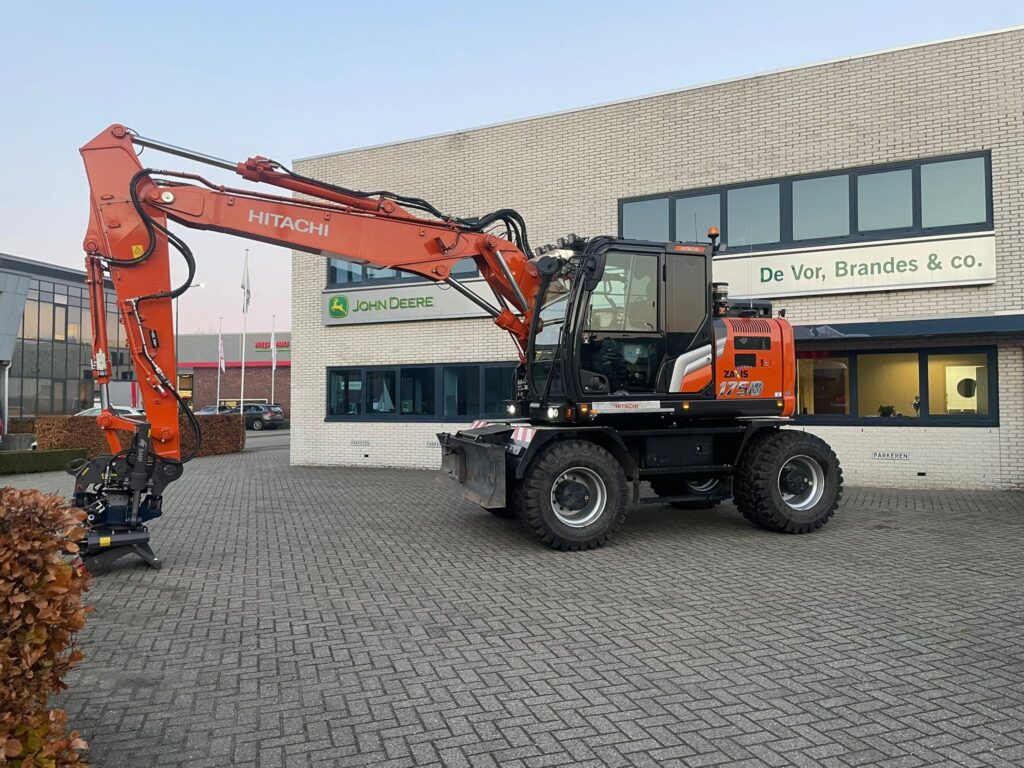 Wij doen niet aan #BlackFriday maar wel aan mooie afleveringen 😃.
Deze Hitachi ZX175WT-7 compleet met SMP draaikantelstuk gaat draaien bij Loonbedrijf J.A.W van Wijk & Zn.
Wederom bedankt voor het vertrouwen en veel draaiplezier toegewenst.