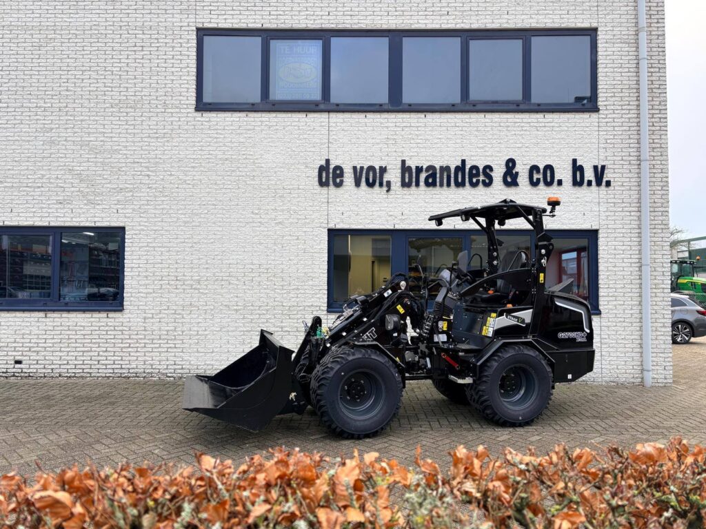 Deze Tobroco Giant G2700HD+ mag met recht zeer dik genoemd worden!
Voorzien van alle denkbare opties:
✅️LED Werklampen rondom
✅️LED verkeersverlichting
✅️Grote brede banden
✅️Hefvering
✅️Pro inching
✅️Combi trekhaken
✅️Contragewichten
En dan helemaal zwart met antraciet velgen daar wordt die heel dik van!
Dank voor het vertouwen en veel plezier met deze machine!