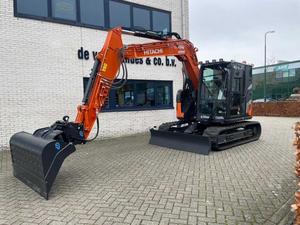 Prachtige aflevering vandaag van een Hitachi graafmachine.
Deze Hitachi ZX95US-7 is compleet met een GP Equipment BV kantelbak en voorzien van een maaikorf functie.
Wij bedanken TBM Verhuur voor het vertrouwen en wensen ze veel draaiplezier toe.