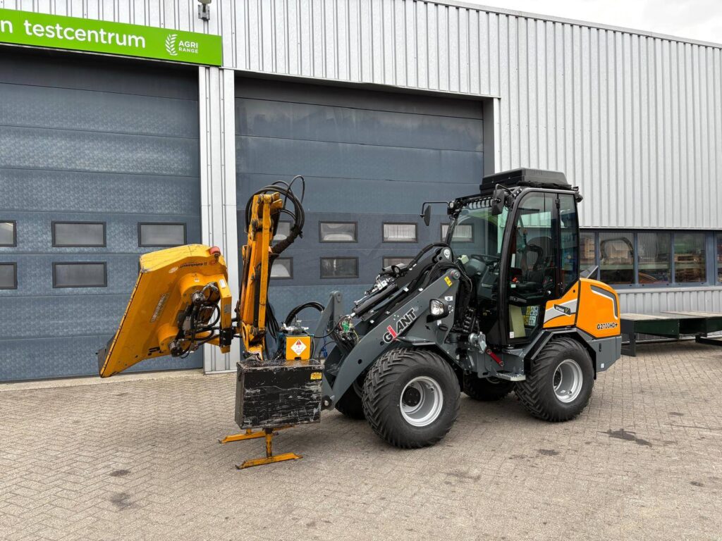 Complete Tobroco Giant  G2700HD+ rijdt al even rond maar hebben we nog niet gedeeld! De klant vroeg of er ook een airco op kon en zie hier ook dat kan.
✅️airco
✅️tandempomp 
✅️cabine
✅️dikke banden
✅️ledlampen
Oftewel full optioneel helemaal klaar om te snoeien!
Robuust Hout bedankt voor het vertrouwen en veel werkplezier toegewenst.