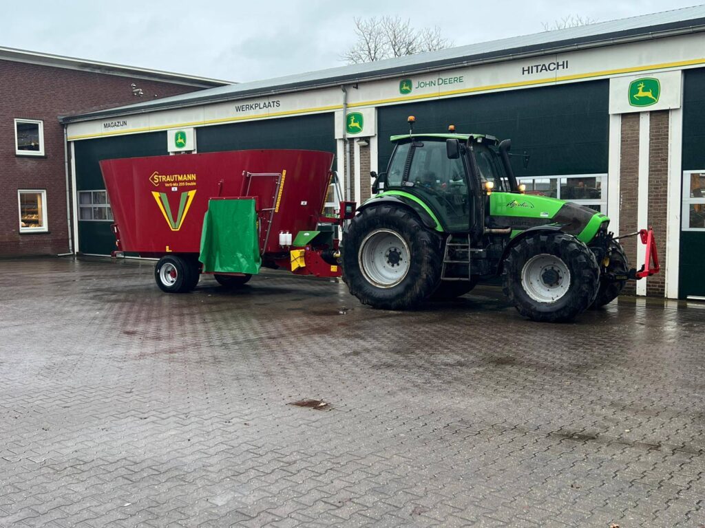 Roy van Dijk kan zijn koeien weer verwennen met deze nieuwe Strautmann voermengwagen.
Deze Strautmann 205 Vertimix is voorzien van een weeginrichting en is aan twee zijden lossend.
Wij bedanken familie Van Dijk voor deze mooie order en wensen ze veel voerplezier toe.